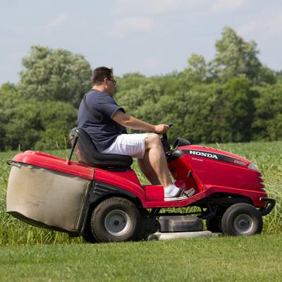 Pelzi Am Traktor